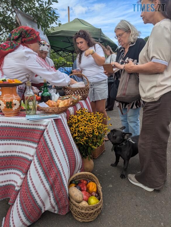 Жінка пропонує частування гостям