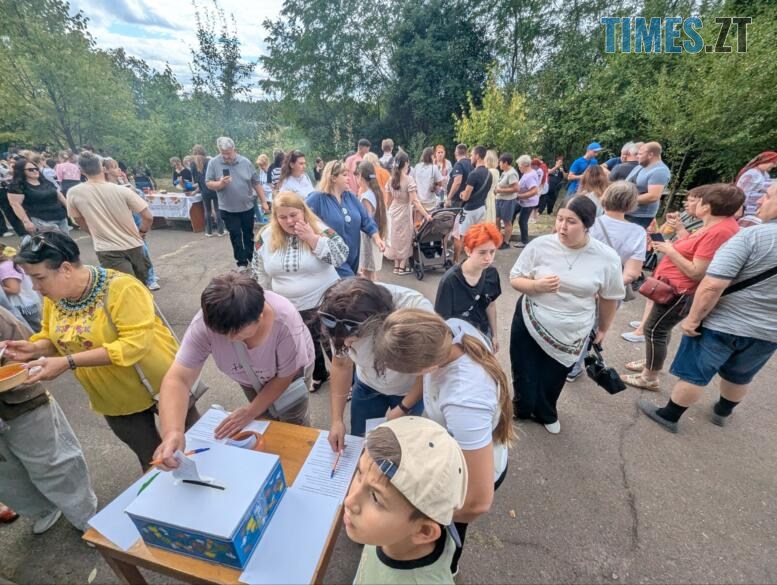 Люди кидають у скриньку донати