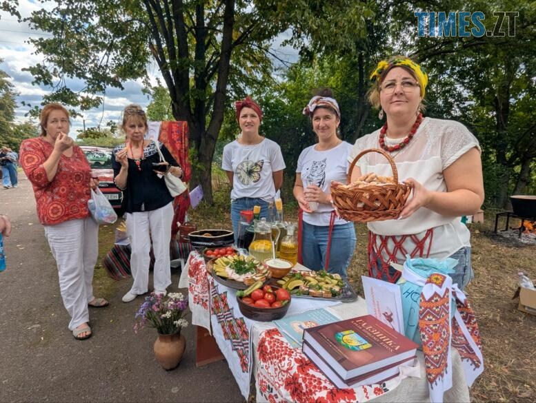 Жінка в вишиванці з кошиком