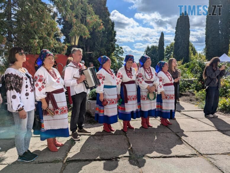 Жінки в українських костюмах співають