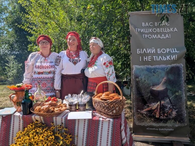 Жінки в вишиванках біля столу