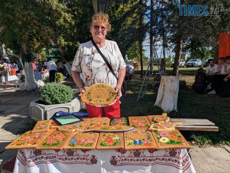 Жінка з розмальованими дошками