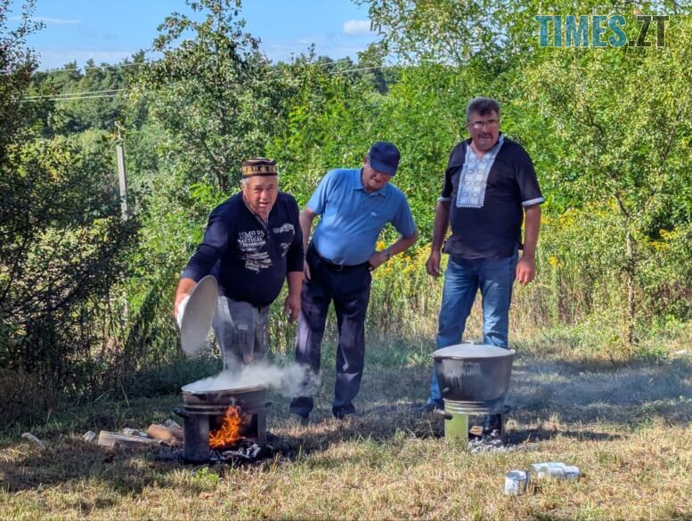 Три чоловіка біля багаття