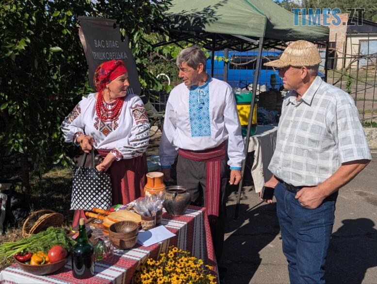 Пара в вишиванках за столом