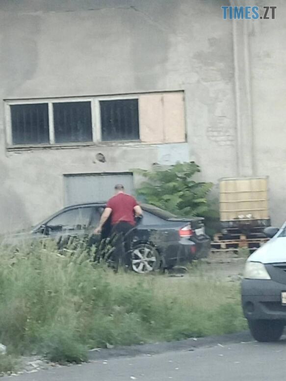 момент коли військовий злочинець шутов сідає у автомобіль