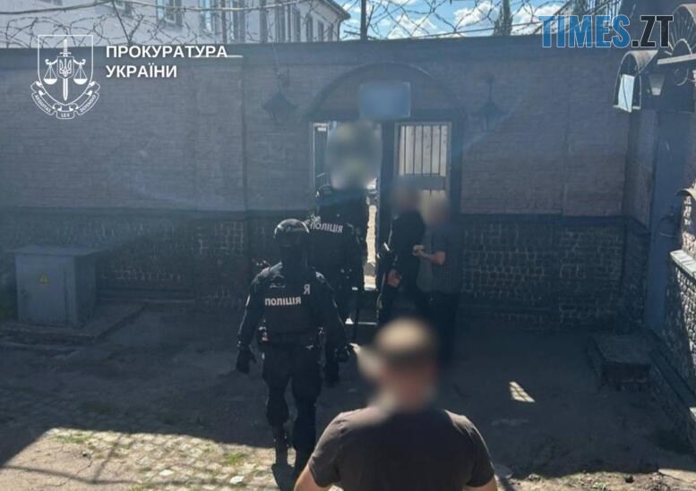 правоохоронці заходять на територію колонії на Житомирщині
