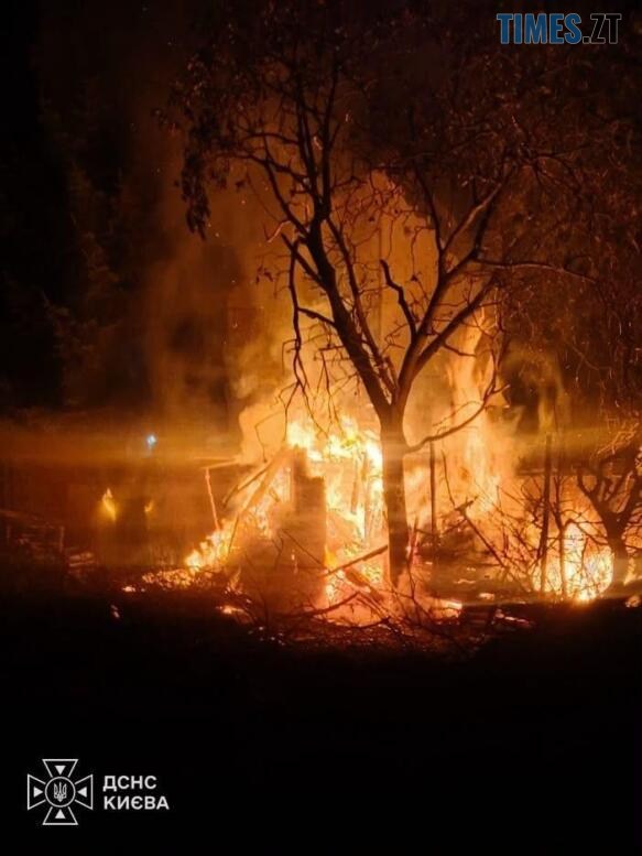 горить будівля у Києві внаслідок російської атаки