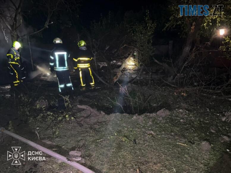 вирва що утворилася у дворі через приліт російського шахеду