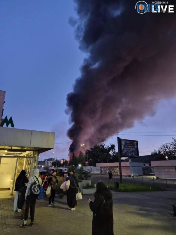 дим від прильоту російської ракети біля станції метро