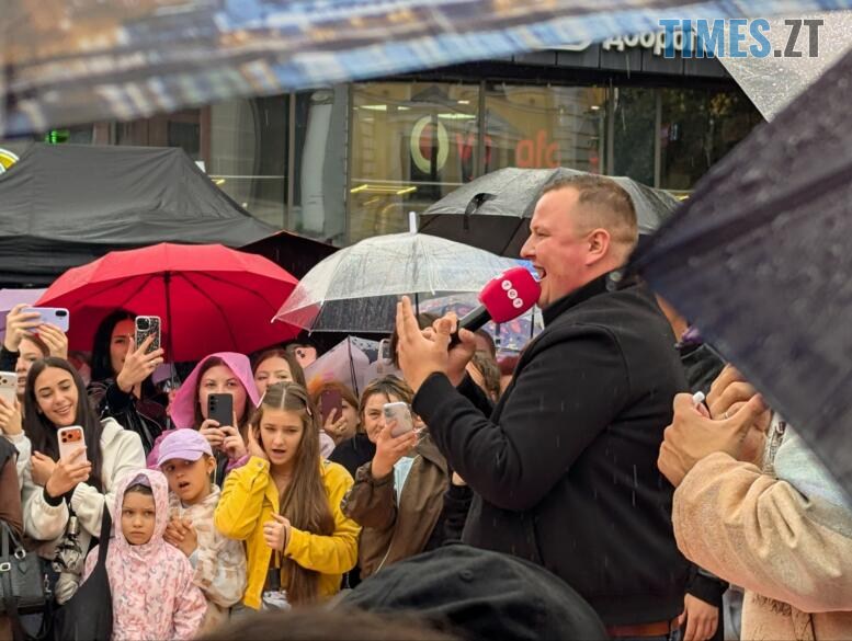 Чоловік з мікрофоном співає на Європейській площі в Житомирі