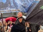 Чоловік з мікрофоном співає на шоу Караоке на майдані в Житомирі