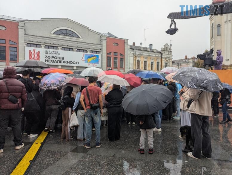 Натовп з парасольками на Михайлівській