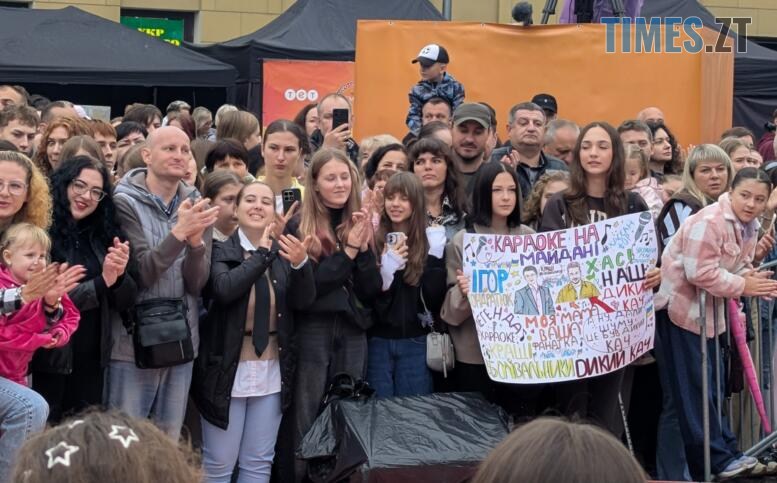 Натовп вболівальників з плакатом на Караоке на майдані в Житомирі
