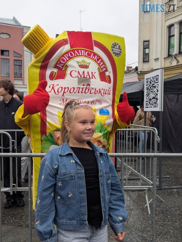 Дівчинка на фоні живої реклами Королівський смак