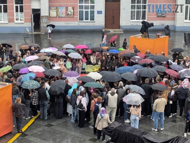 Натовп з парасольками на Європейській площі в Житомирі