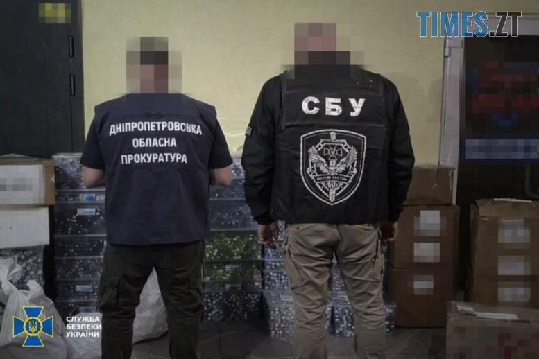 правоохоронці біля коробок з фальсифікованими ліками