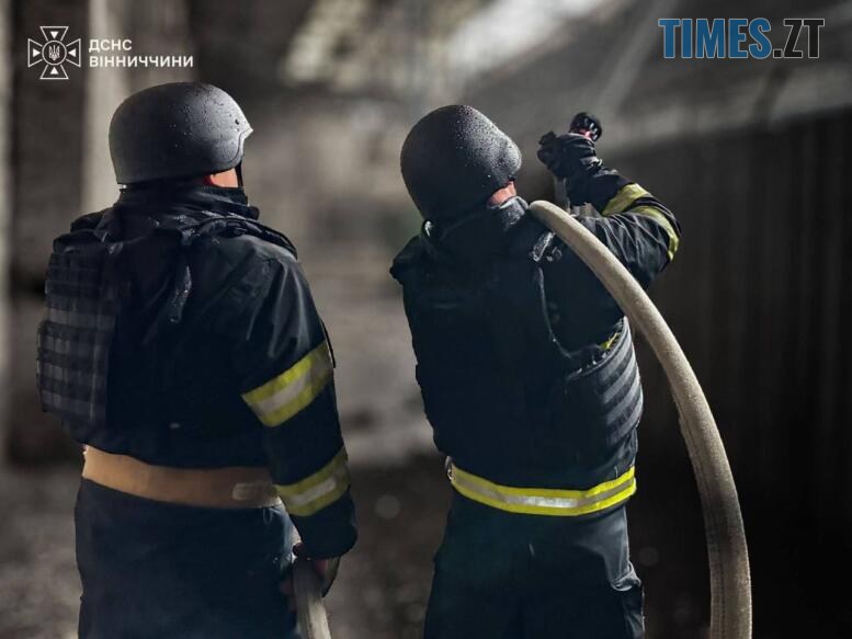 рятувальники з насосом на плечі