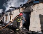 вогнеборець гасить пожежу у будинку в Житомирському районі