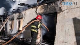 вогнеборець гасить пожежу у будинку в Житомирському районі