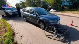 місце ДТП: поліцейська машина, легковик та велосипед під колесами легковика
