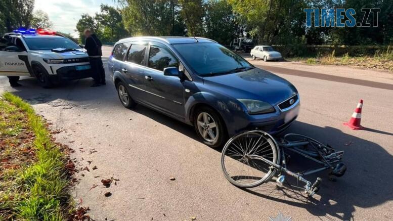 місце ДТП: поліцейська машина, легковик та велосипед під колесами легковика