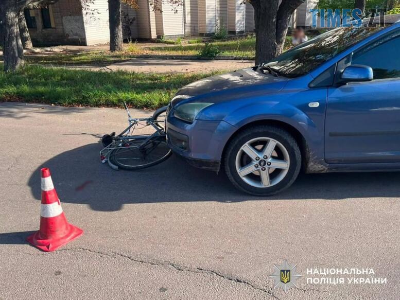 легковик та збитий ним велосипед під колесами
