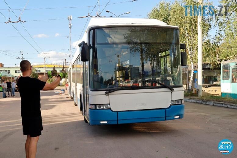 працівник ЖТТУ показує "клас" біля тролейбуса подарованого Швейцарією