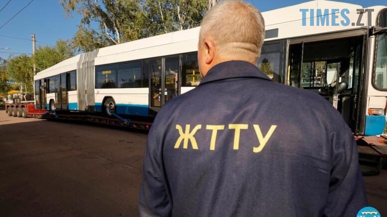 працівник ЖТТУ біля подарованого Житомиру тролейбуса