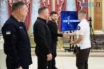 Президент України та міністр МВС вручають нагороду Давиду Білоусову з Житомирщини