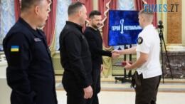 Президент України та міністр МВС вручають нагороду Давиду Білоусову з Житомирщини