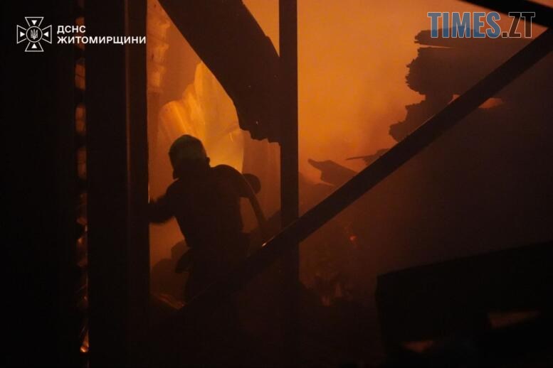 рятувальник гасить пожежу що виникла після удару російських тероритів по підприємству на Житомирщині