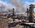 вогнеборці на даху гасять пожежу