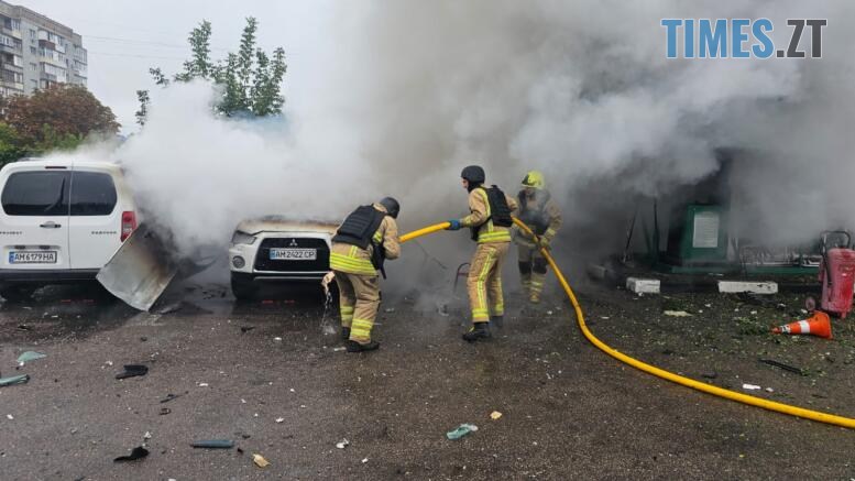 вогнеборці гасять автомобілі що спалахнули внаслідок російського удару по АЗС на Звягельщині