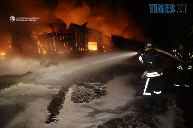 вогнеборець гасить пожежу що виникла в результаті ударів рашистів по Дніпропетровщині