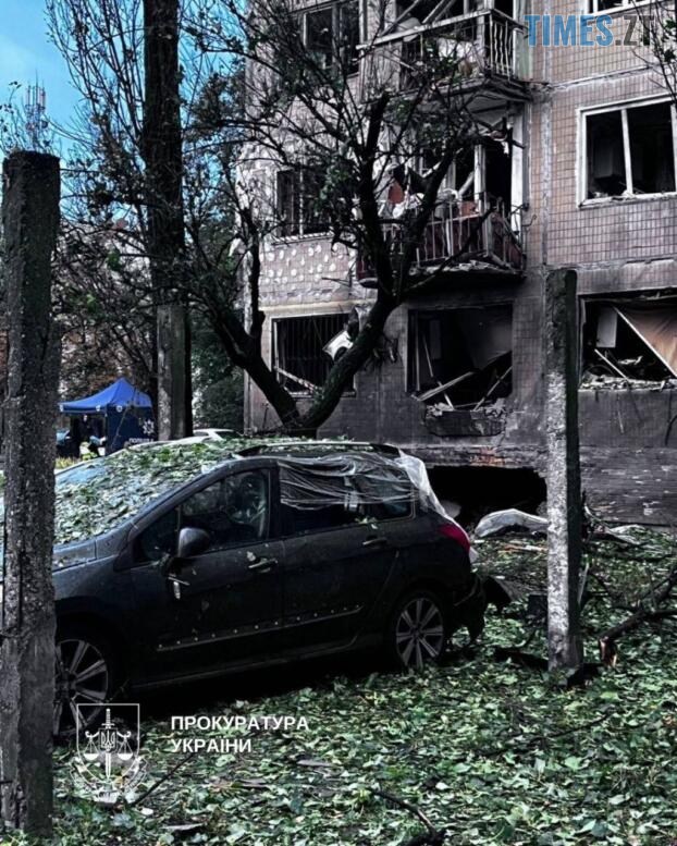 пошкоджений в результаті удару російських терористів житловий будинок у Києві