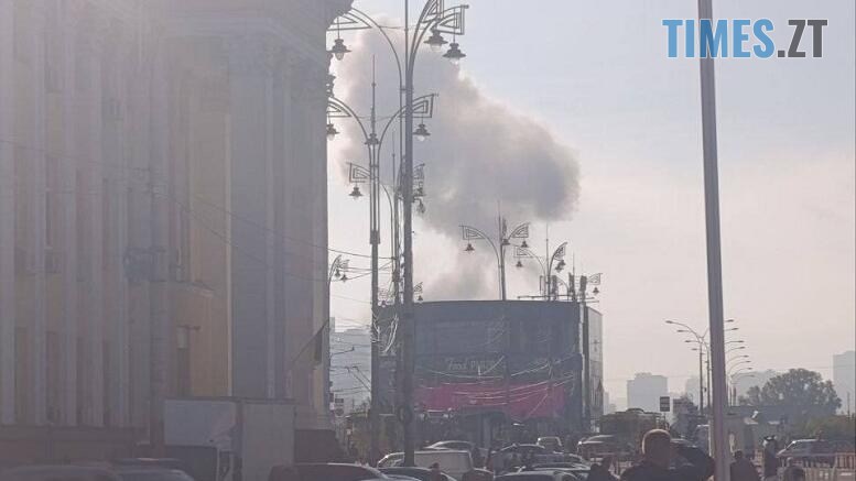 дим після прильоту російського дрона в районі вокзалу у Києві