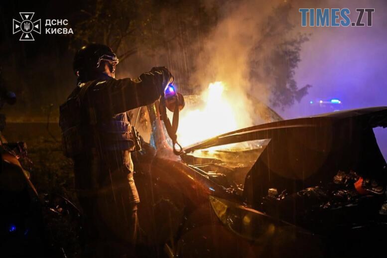 вогнеборці гасять пожежу, що виникла в результаті удару рашистів ракетою по Києву