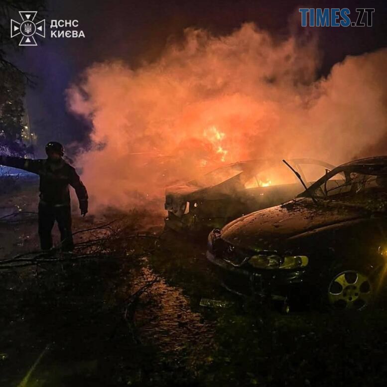 палаючі внаслідок удару рашистів по пологовому будинку Києва автомобілі