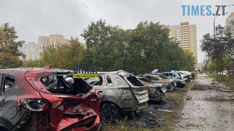 згорілі внаслідок удару рашистів по пологовому будинку Києва автомобілі