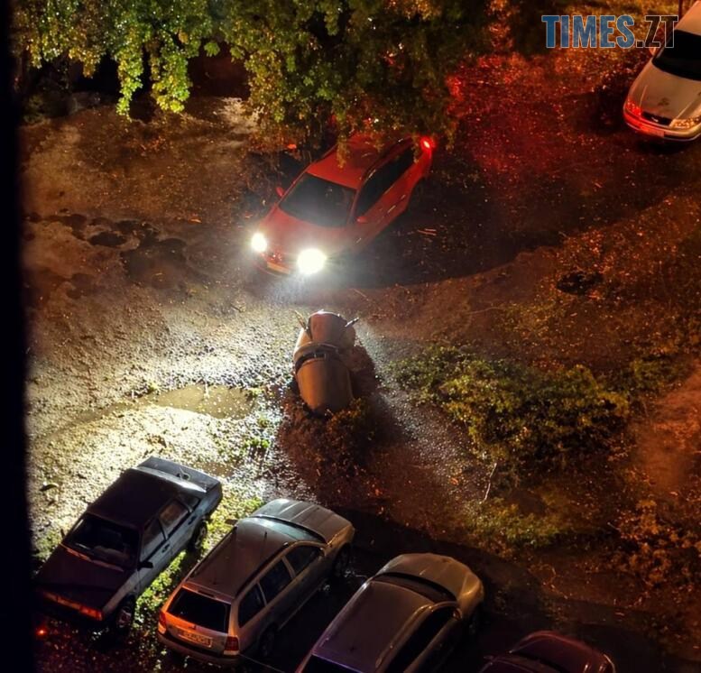 нерозірвана російська ракета, що застрягла у дворі в Києві