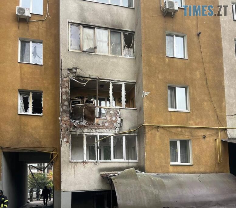 пошкоджений внаслідок удару російського дрону житловий будинок на Хмельниччині