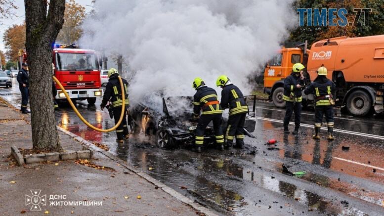 вогнеборці гасять автомобіль що загорівся внаслідок ДТП