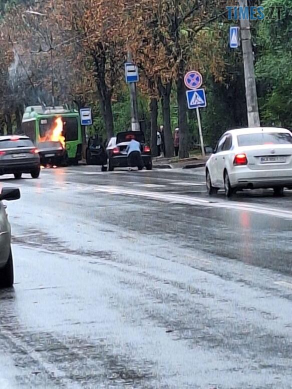 палаючий автомобіль що врізався у тролейбус