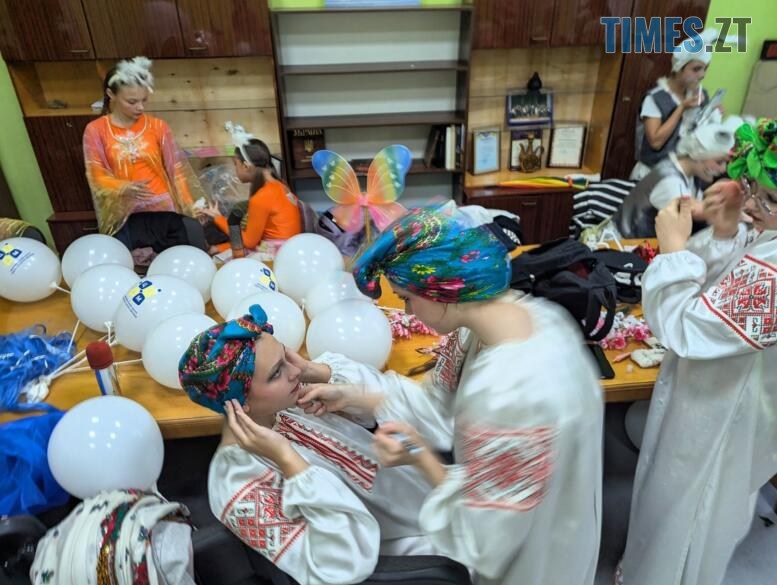 Діти в ЖЦТДіМ залаштунками готуються до виходу на сцену