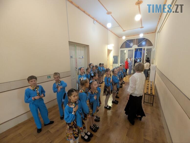 Діти в ЖЦТДіМ слухають Гімн України