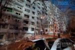 пошкоджена внаслідок прильоту російського дпрона багатоповерхівка у Харкові