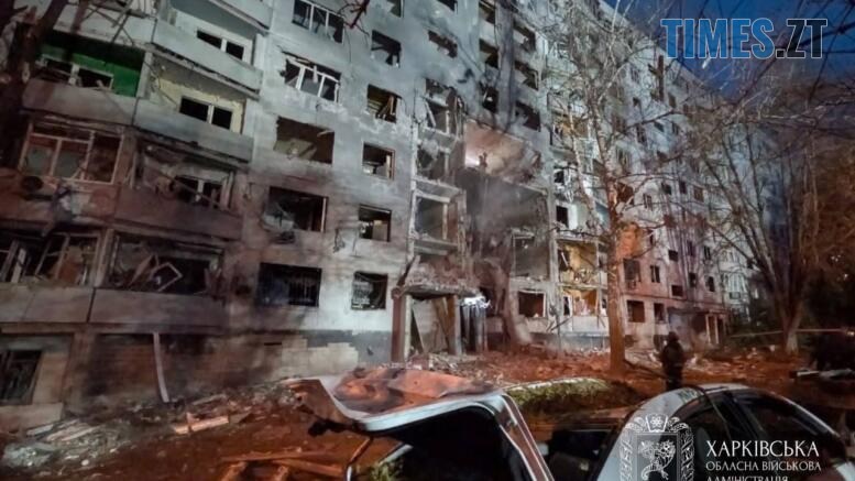 пошкоджена внаслідок прильоту російського дпрона багатоповерхівка у Харкові