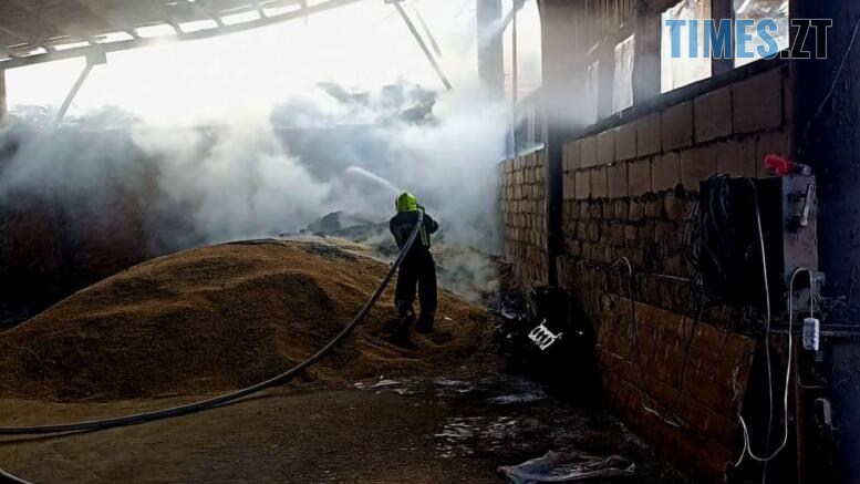вогнеборець гасить пожежу на фермі у Житомирському районі