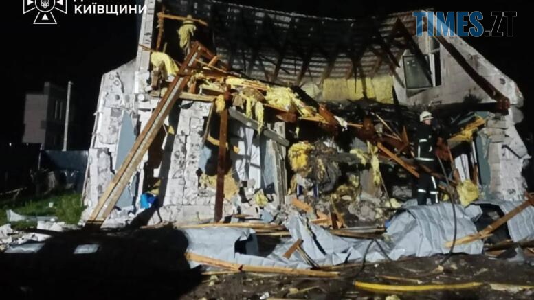 зруйнований внаслідок російського удару будинок на Київщині