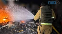 вогнеборець гасить пожежу, що виникла внаслідок удару російського дрона по підприємству на Житомирщині